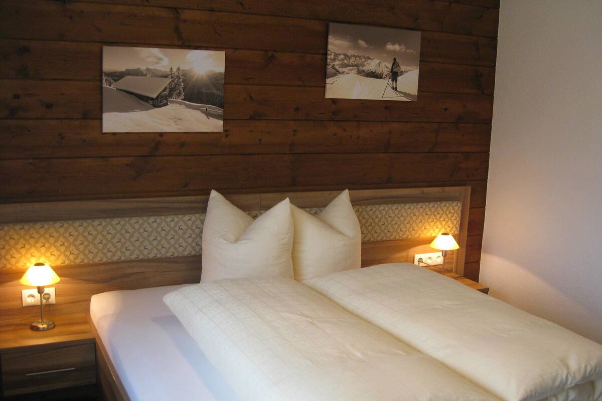 Double Room | In-room safe, WiFi (free), bed sheets