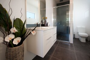 Casa, 4 quartos | Banheiro | Chuveiro, toalhas de banho