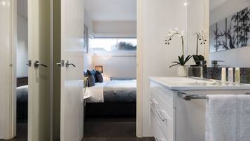 House, 4 Bedrooms | Bathroom | Shower, towels