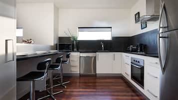 House, 4 Bedrooms | Private kitchen | Fridge, microwave, oven, stovetop