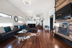 House, 4 Bedrooms | Living area
