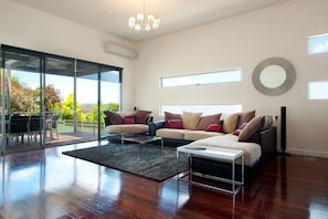 Flat-screen TV, DVD player - Harlequin (Daylesford)