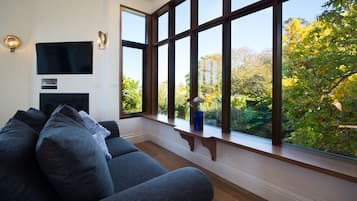 House, 2 Bedrooms | Living room | Flat-screen TV, DVD player