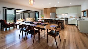 House, 4 Bedrooms | In-room dining