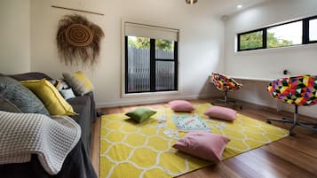 House, 4 Bedrooms | Living room | Flat-screen TV