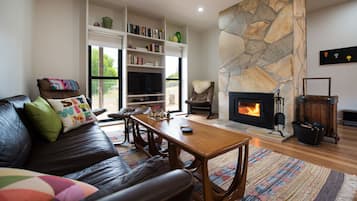 House, 4 Bedrooms | Living room | Flat-screen TV