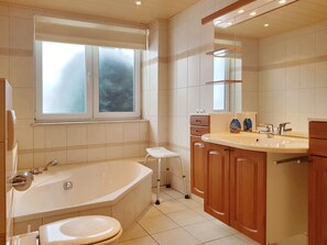 Apartment, 2 Schlafzimmer, Terrasse | Komfortbadewanne