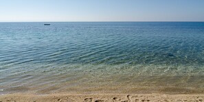 NĂ€ra stranden, parasoller och strandhanddukar