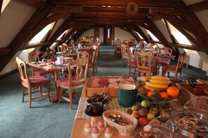 Free daily buffet breakfast - Hotel zum Brauhaus Lüdde (Quedlinburg)