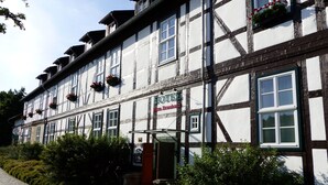 A traditional half-timbered building with a sign indicating it is a hotel. - Hotel zum Brauhaus Lüdde (Quedlinburg)
