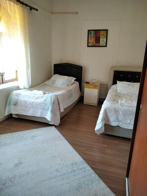 標準客房, 2 張單人床 | 熨斗/熨衫板、免費 Wi-Fi、床單