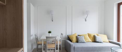 Classic Studio Suite, 1 Double Bed with Sofa bed | Iron/ironing board, free WiFi, bed sheets