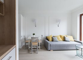 Tabla de planchar con plancha, wifi gratis y ropa de cama