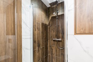 Appartement Standard | Salle de bain | Douche, articles de toilette gratuits, sèche-cheveux