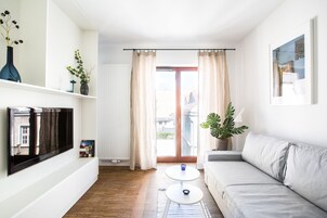 Classic Apart Daire, 1 Yatak Odası, Balkon | Oturma alanı | Düz ekran televizyon