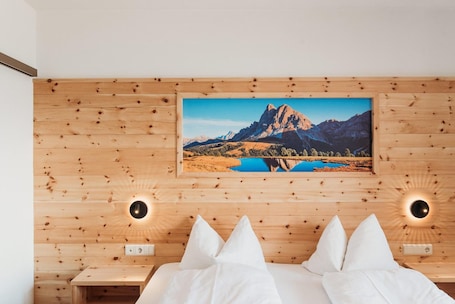 Premium bedding, in-room safe, free cribs/infant beds, free WiFi