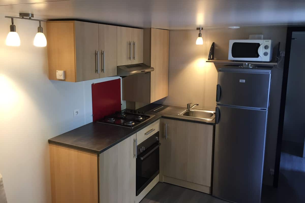 Casa rodante (LODGE ALIZEE) | Cocina privada | Microondas, parrilla de estufa, cafetera y tetera y tetera eléctrica