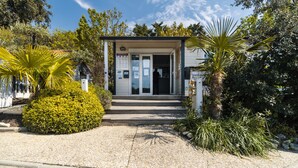 Unclassified image, 3 of 58, button - Camping Au Petit Port de l'Houmeau (L'Houmeau)