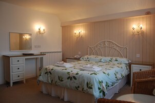 Escritorio, tabla de planchar con plancha, ropa de cama