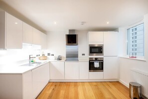 Full-sized fridge, dishwasher, coffee/tea maker