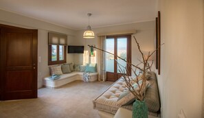 Apartamento, 1 habitación, vistas parciales al mar | Sala de estar | Una televisión de pantalla plana