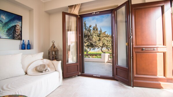 Apartamento, 2 habitaciones, vistas al lago | Zona de estar | Una televisión de pantalla plana