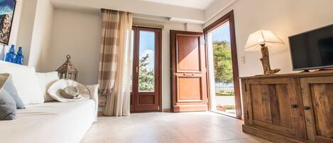 Apartment, 2 Bedrooms, Lake View | Living room | Flat-screen TV