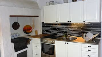 Apartemen (Loftet) | Dapur kecil pribadi | Lemari es, microwave, oven, dan peralatan masak/sendok-piring