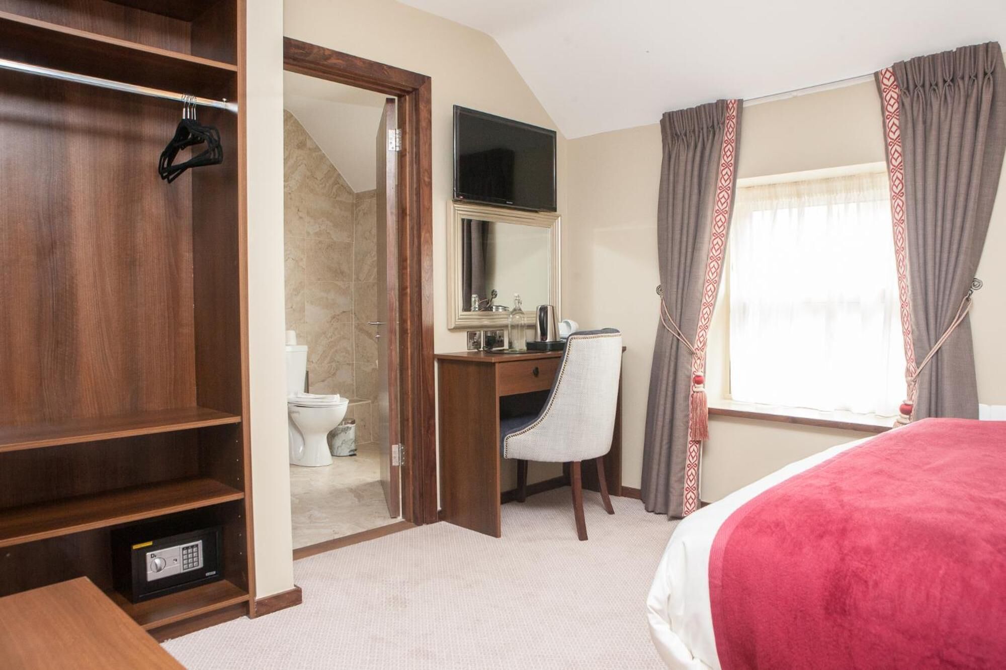 Escritorio, tabla de planchar con plancha, wifi gratis y ropa de cama 