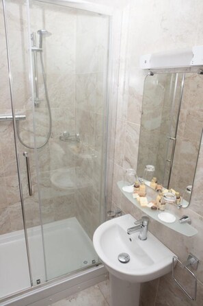 Deluxe Twin Room | Bathroom | Shower, hair dryer, towels - Draper Rooms (Dublin)