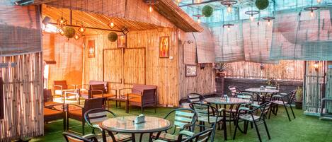 Desayuno continental (INR 250 por persona)