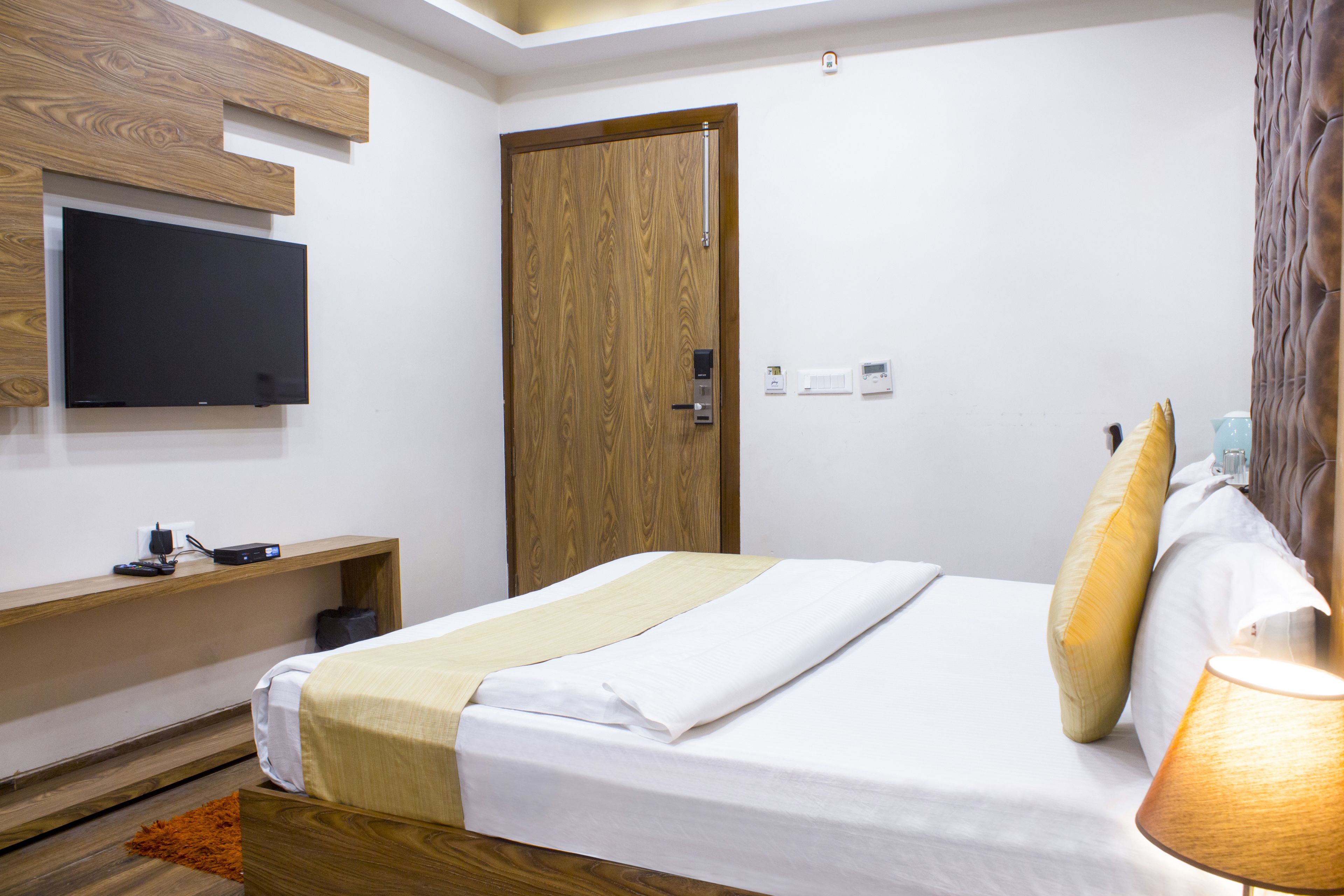 デラックス ルーム 喫煙可 | 1 室のベッドルーム、ミニバー、セーフティボックス (室内)、デスク