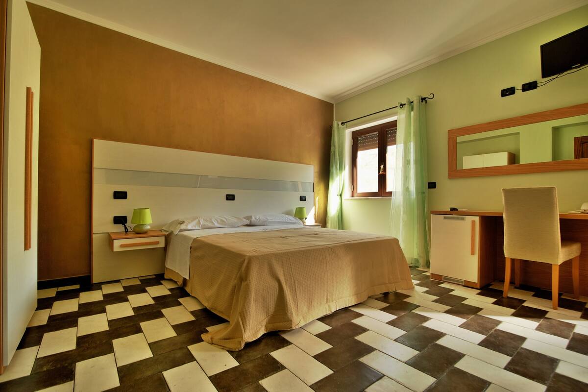 1 habitación, caja de seguridad en la habitación, escritorio y cunas