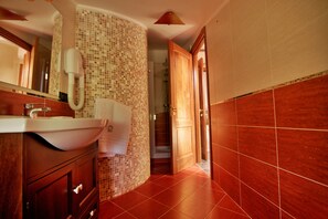 Ducha, artículos de tocador gratuitos, secador de pelo, bidet
