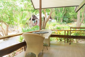 Beachfront Honeymoon Suite | Terraza o patio