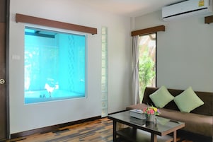 Beachfront Honeymoon Suite | Zona de estar | Televisión de pantalla plana de 32 pulgadas con canales por cable
