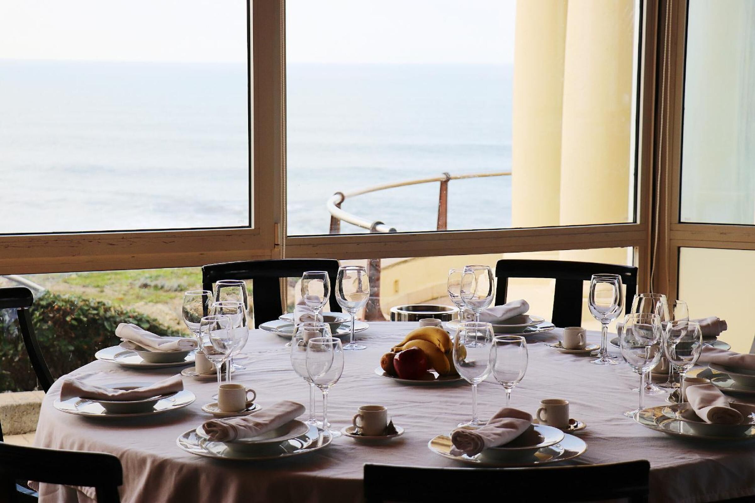 breakfast, lunch and dinner served