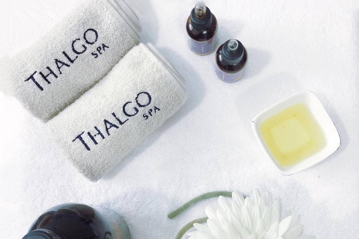 bathtub, deep-soaking bathtub, free toiletries, bathrobes