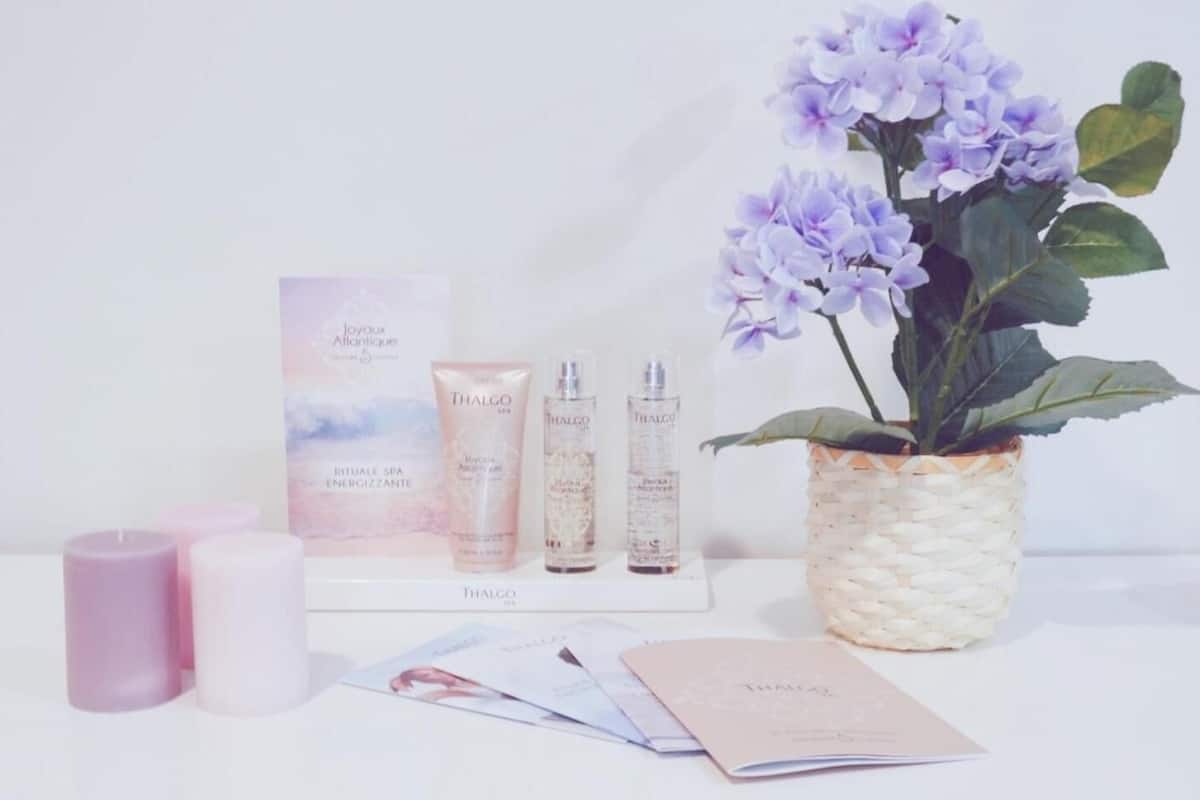 bathtub, deep-soaking bathtub, free toiletries, bathrobes