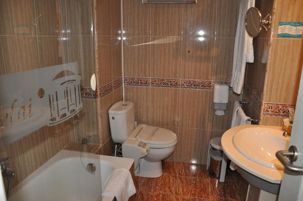 bathtub, deep-soaking bathtub, free toiletries, bathrobes