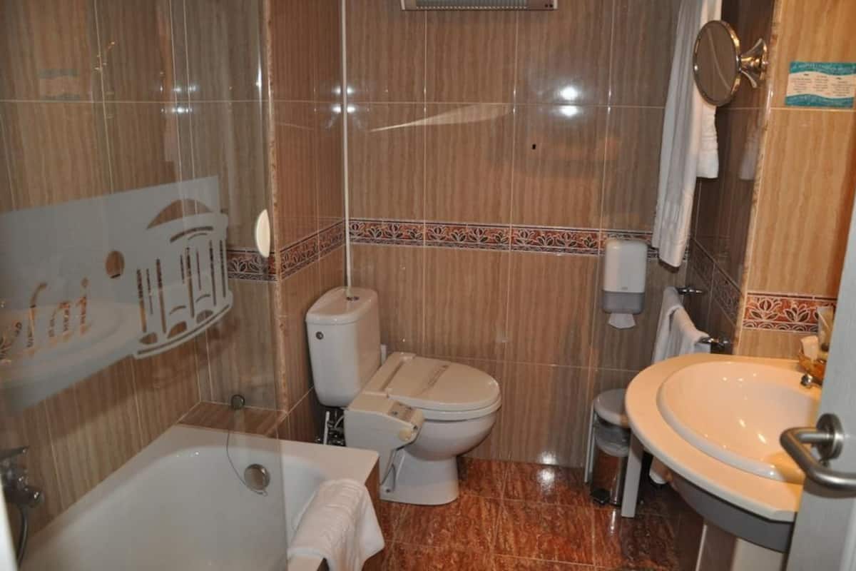 bathtub, deep-soaking bathtub, free toiletries, bathrobes