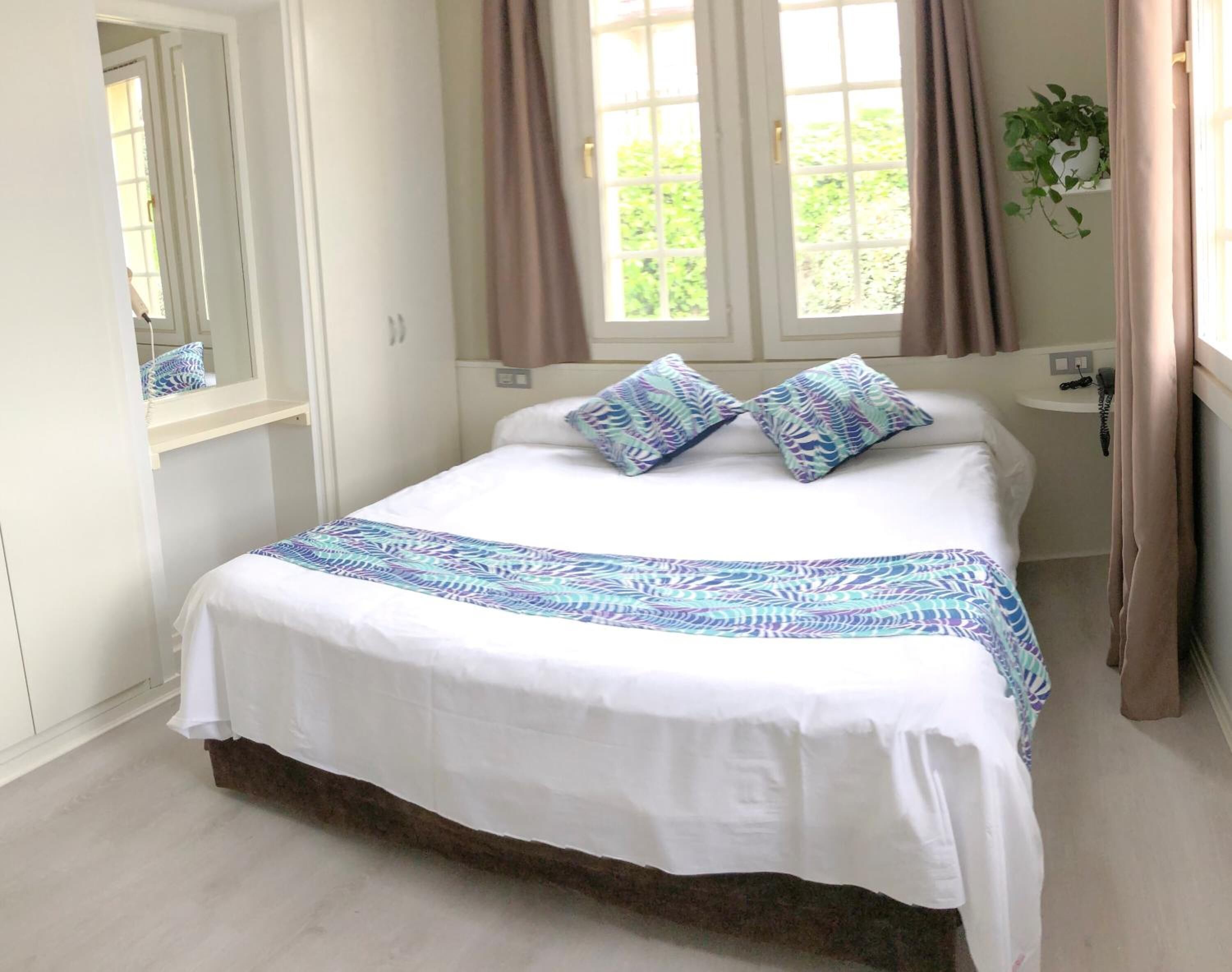 Escritorio, cortinas blackout, wifi gratis y ropa de cama 