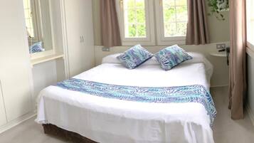 Escrivaninha, cortinas blackout, Wi-Fi de cortesia, roupa de cama