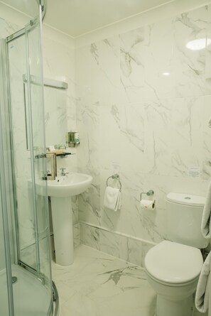 Courtyard Double Room | Bathroom