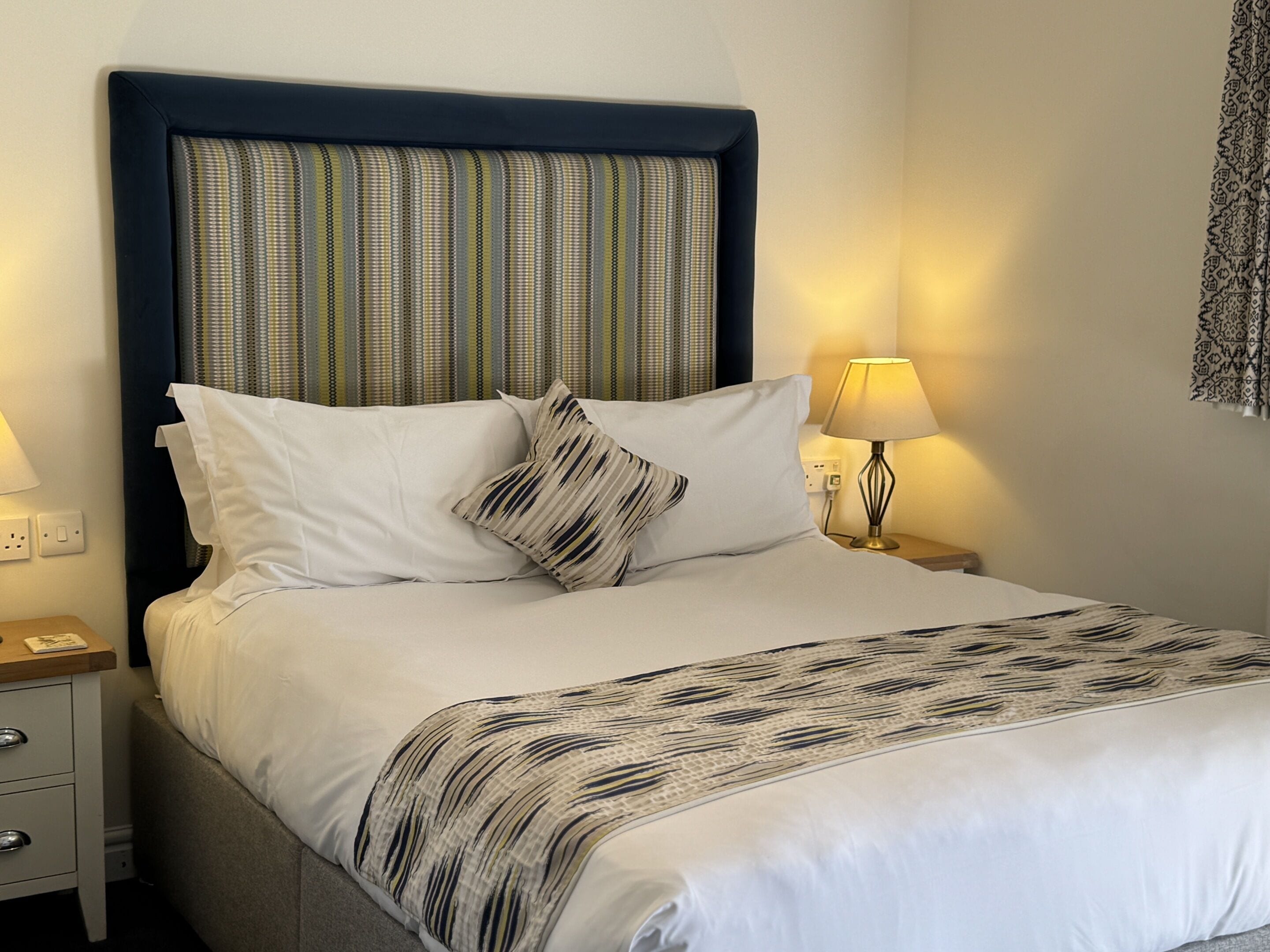 Habitación doble, en el área del patio | Ropa de cama hipoalergénica y decoración personalizada 