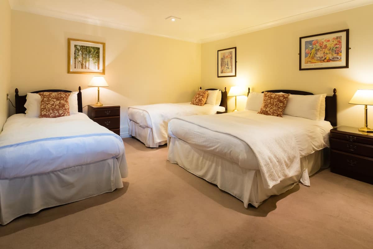 Family Room, Courtyard Area | Peralatan tempat tidur hipoalergenik, dihias secara berasingan