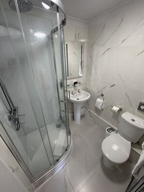 Habitación doble, en el área del patio | Baño | Regadera, amenidades de baño gratuitas, toallas 