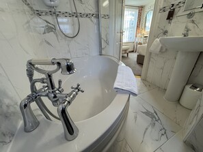 Executive tweepersoonskamer | Badkamer | Een douche, gratis toiletartikelen, handdoeken