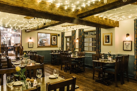 Se sirven desayunos, almuerzos y cenas. The Old Fourpenny Shop Hotel