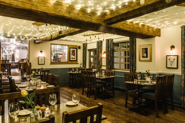 Breakfast, lunch and dinner served - The Old Fourpenny Shop Hotel (Warwick)